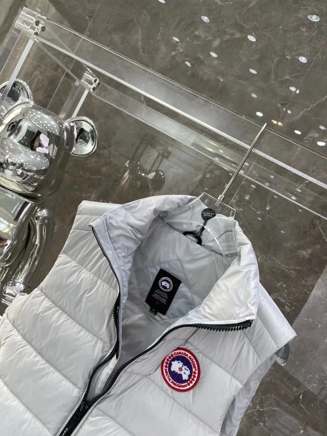 P480 top version Canadian brand vest new model Canada Goose has always been recognized as the warmest down jacket. Various Instagram celebrities, Internet celebrities, and celebrities often wear it for street photos. I make Canada Goose every year, but I still can’t get rid of my love for it. No matter how cold the days are, there is no need to be afraid, because there is! Filled with 90% white duck down, it is the legendary warmest down jacket and is known as a must-have for Arctic outdoor sports! The most popular down jacket in the world, celebrities are rushing to buy it, it is a must-have! Same style for men and women Size: xs ~ xxl